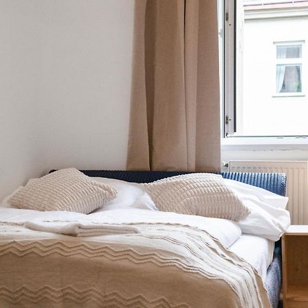 Prime Location & Peaceful Shared 2 Bedroom Apt With Backyard Виена Екстериор снимка