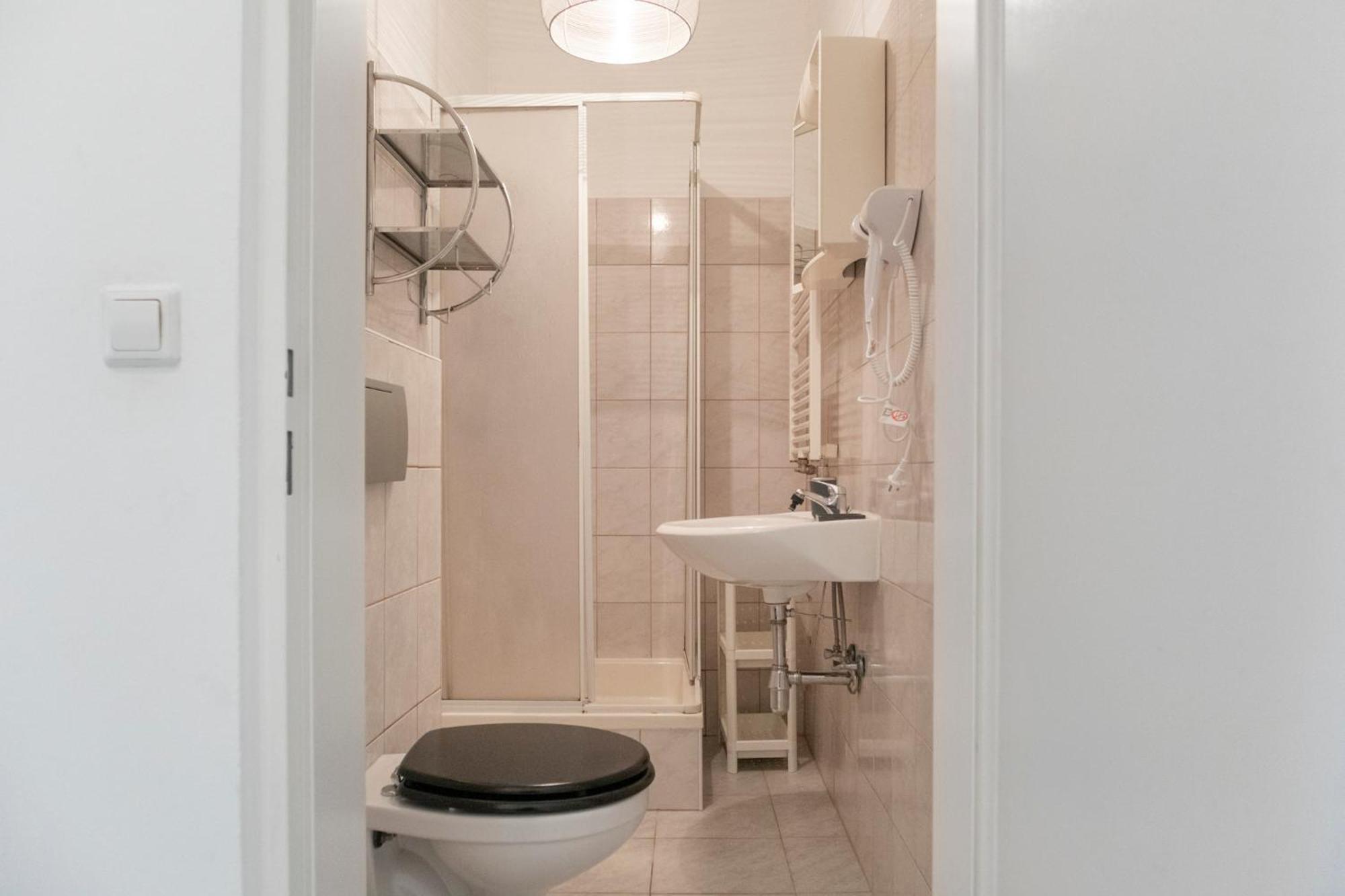 Prime Location & Peaceful Shared 2 Bedroom Apt With Backyard Виена Екстериор снимка