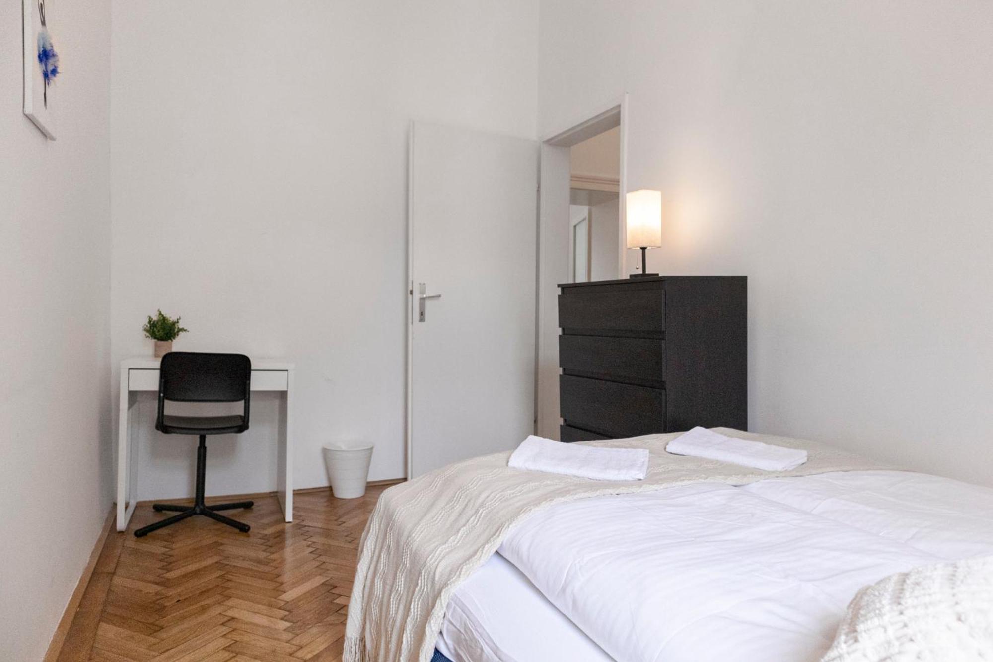 Prime Location & Peaceful Shared 2 Bedroom Apt With Backyard Виена Екстериор снимка