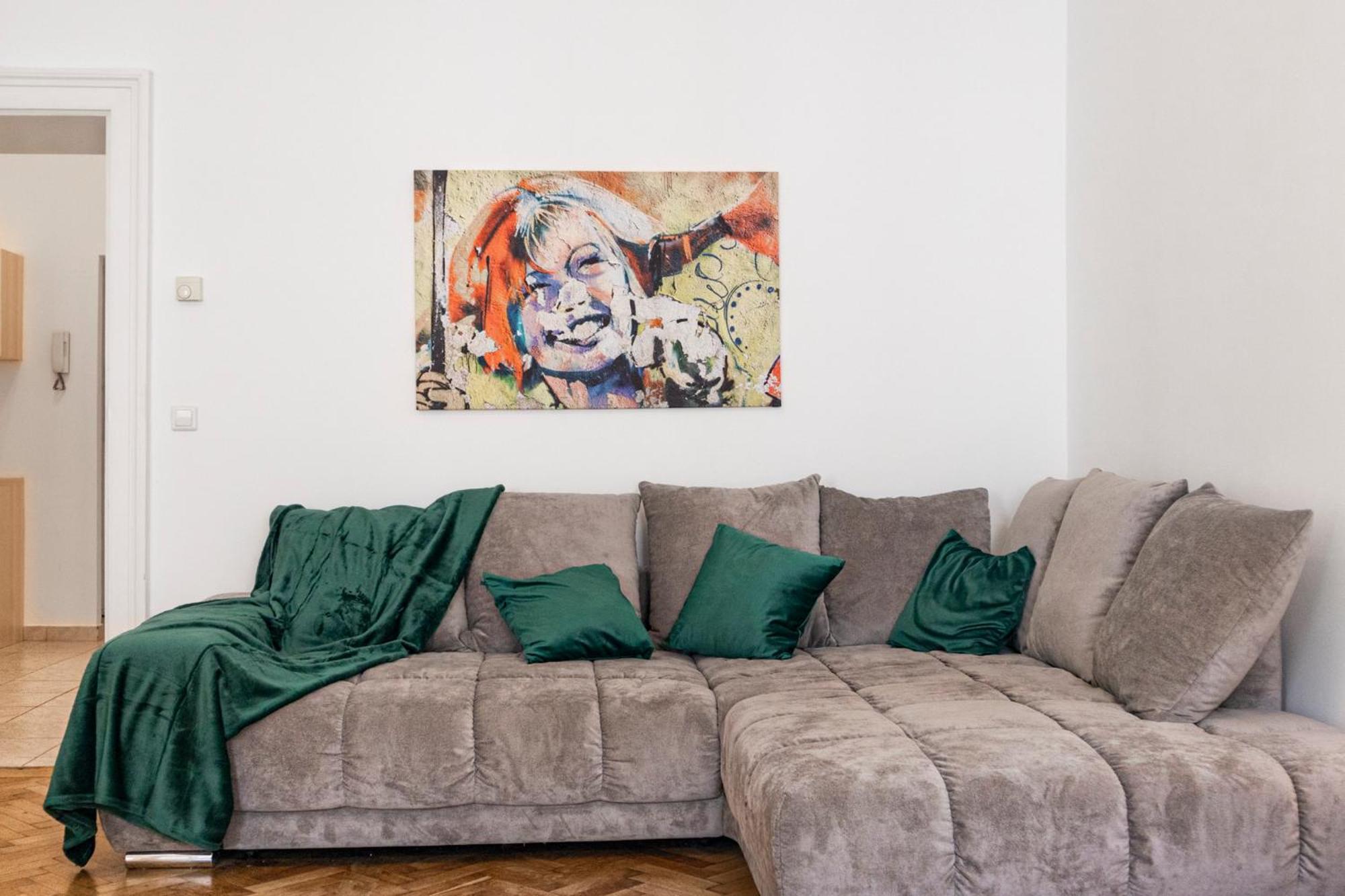 Prime Location & Peaceful Shared 2 Bedroom Apt With Backyard Виена Екстериор снимка