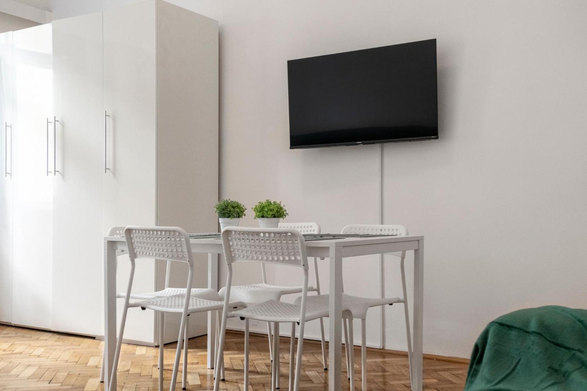 Prime Location & Peaceful Shared 2 Bedroom Apt With Backyard Виена Екстериор снимка